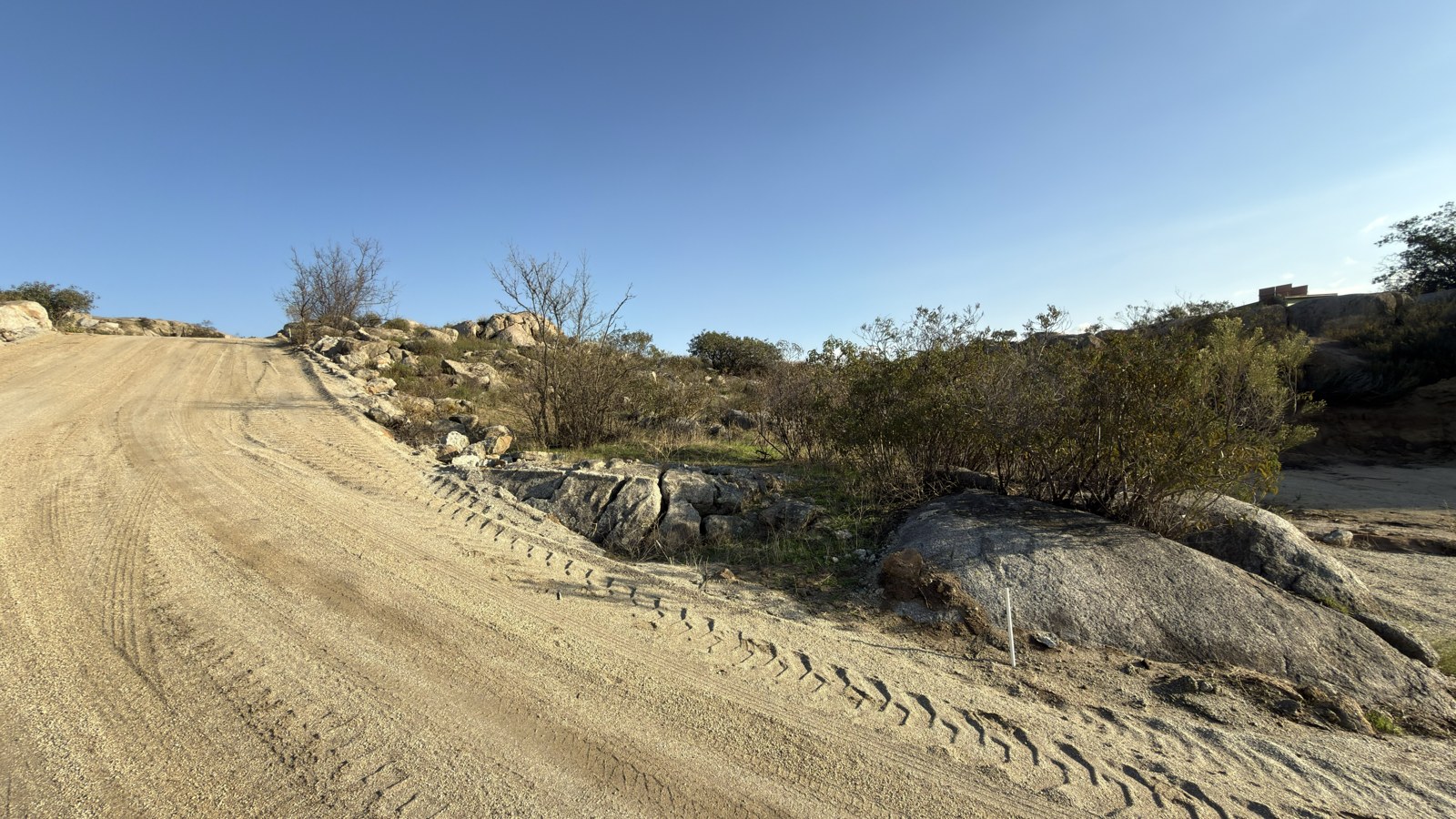 Camino y rocas junto al lote 15 de la manzana 6 de Cimarrón 02