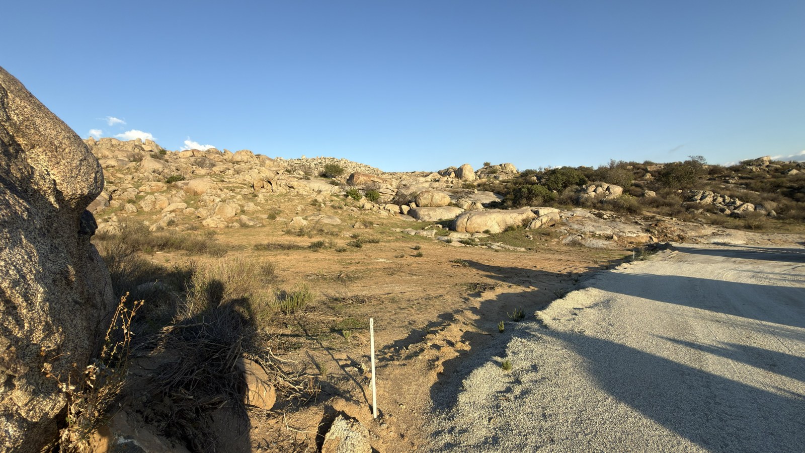 Otra vista del terreno y del camino junto al lote 15, manzana 34